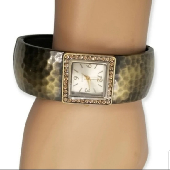 AVON "WILD SAFARI" BRASSTONE & RHINESTONE TEXTURED CLAMPER BRACELET WATCH - Picture 3 of 5